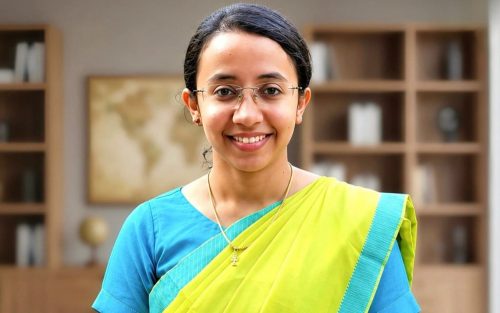 মেয়ে বলে অবহেলা, ৪ বার UPSC-তে ব্যর্থ! হার না মেনে IRS অফিসার কৃতিকা।