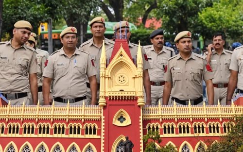 ১২০০০ পুলিশ কনস্টেবল নিয়োগে ফের জট! অস্থায়ী কর্মী সংরক্ষণ নিয়ে হাইকোর্টে মামলা, নজর নভেম্বরের শুনানিতে