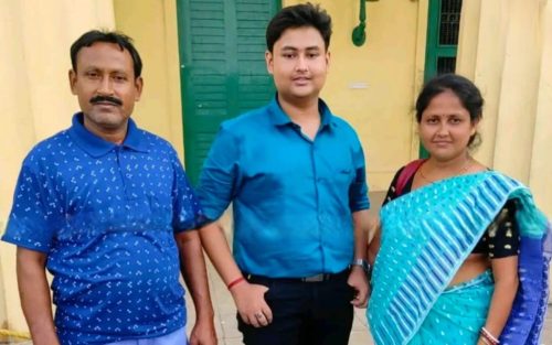 মাত্র তিন বিঘা জমি, অভাবের সংসার আর বুকভরা স্বপ্ন! ছেলেকে ডাক্তার বানাতে নিজের জমির অর্ধেক বিক্রি করে দিয়েছিলেন কৃষক বাবা। আজ NEET UG পরীক্ষায় বাংলায় তৃতীয় স্থান অর্জন করে বাবার সেই আত্মত্যাগের মর্যাদা রাখলেন মুর্শিদাবাদের অনীক ঘোষ।