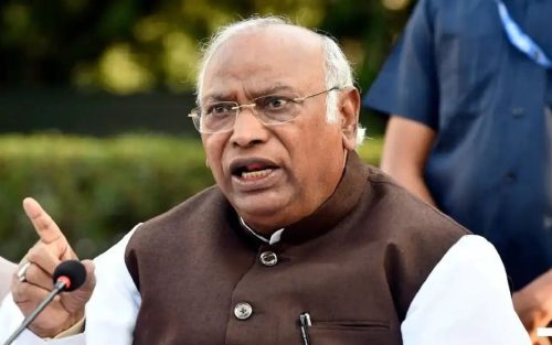 ‘কালো টাকা ফেরানোর প্রতিশ্রুতি কোথায়?’ প্রধানমন্ত্রী নরেন্দ্র মোদীকে সরাসরি প্রশ্ন মল্লিকার্জুন খাড়গের। আর সেই বক্তব্যের মাঝেই প্রধানমন্ত্রীর বাবাকে নিয়ে মন্তব্য, পাটনার মঞ্চে শুরু হয়ে গেল তুমুল হট্টগোল!